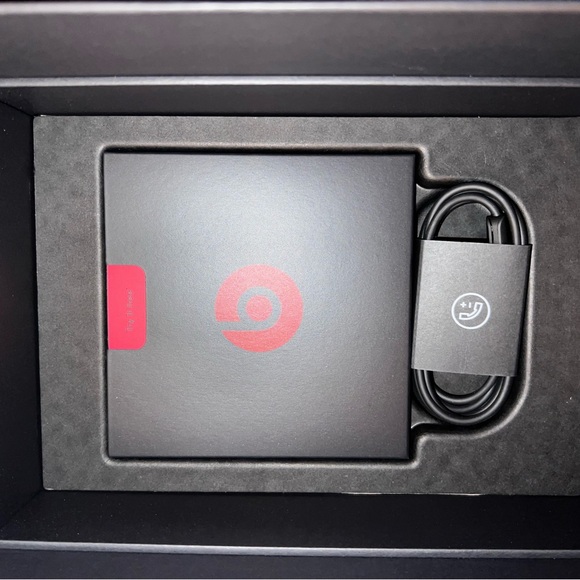 Beats by Dre Studio3 Over-Ear Headphones - Black - Picture 5 of 7